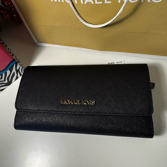 Michael Kors Jet Set Travel Wallet NWT - Picture 2 of 6
